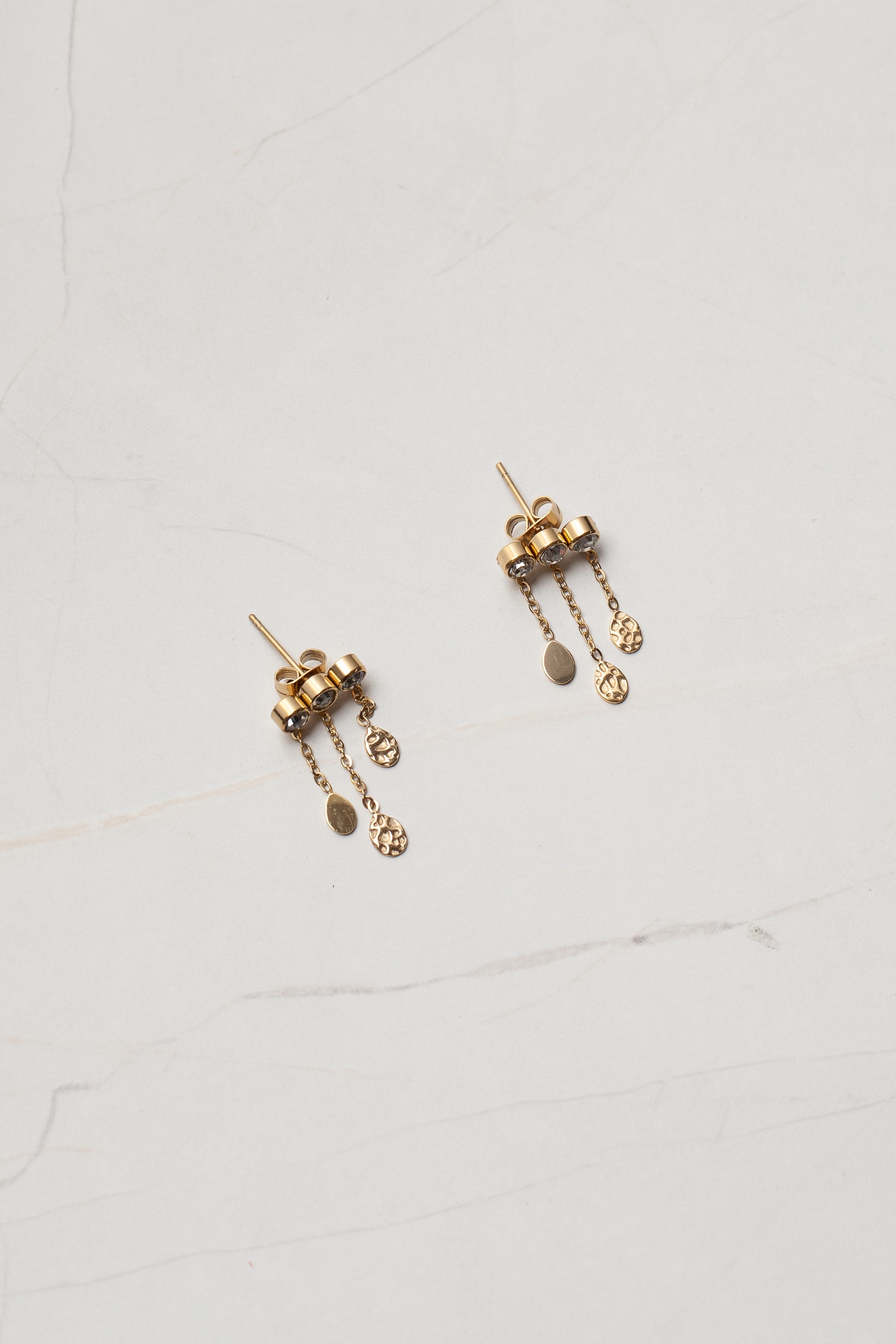 Brinco Pingente Triplo Delicado  
                                         Dourado