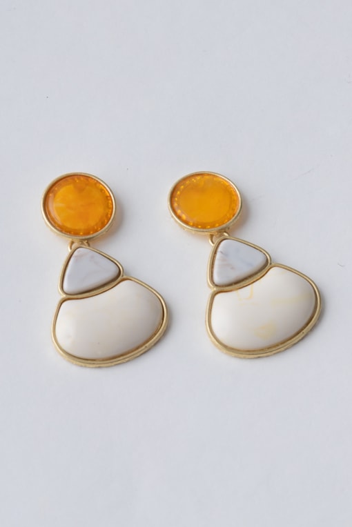 Brinco Resinado 3 Pedras Bege