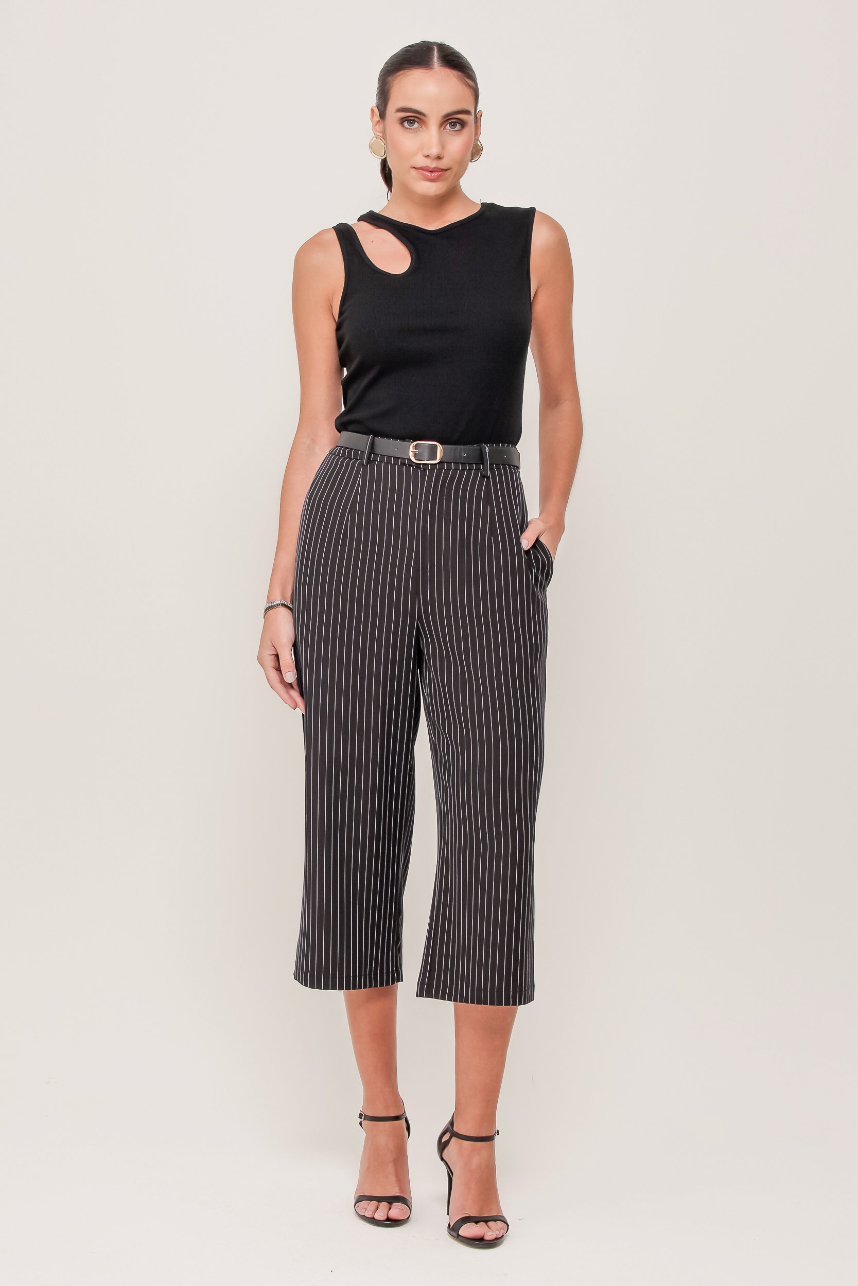 Calça Capri Risca De Giz Preto