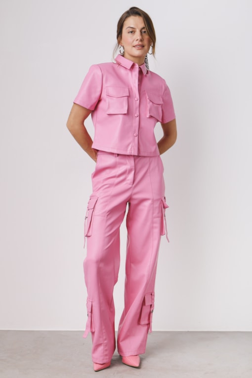 Calça Cargo PU Com Recortes Rosa
