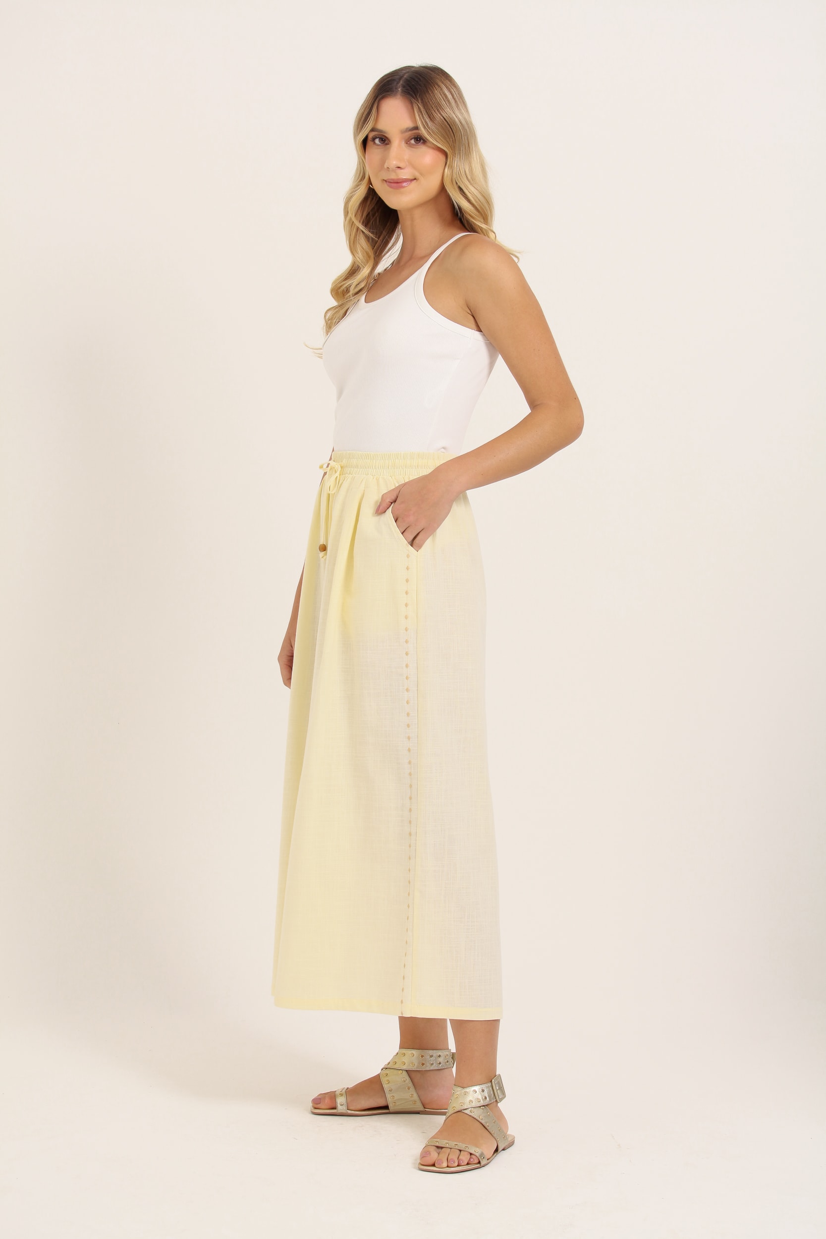 Calça Linho  Detalhe Bordado Lateral Areia