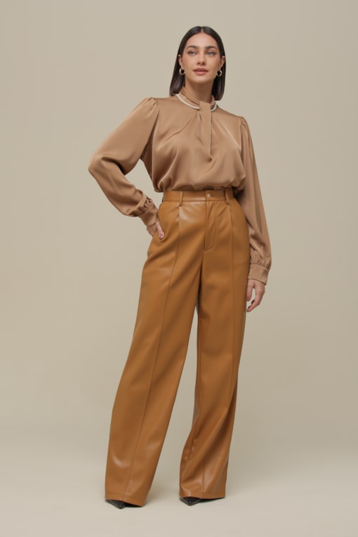 Calça Reta PU Pregas   Camel