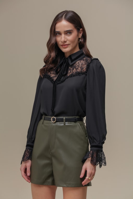 Camisa Chiffon com Detalhe em Renda Preto