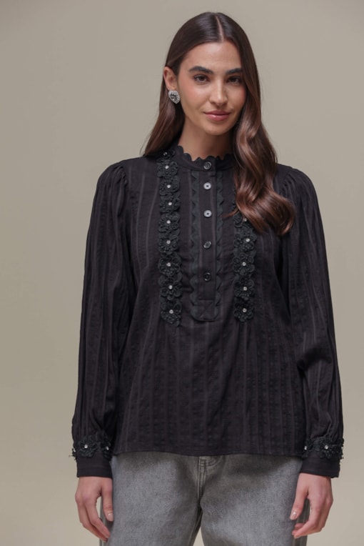 Camisa Detalhes Flores e Brilhos Preto