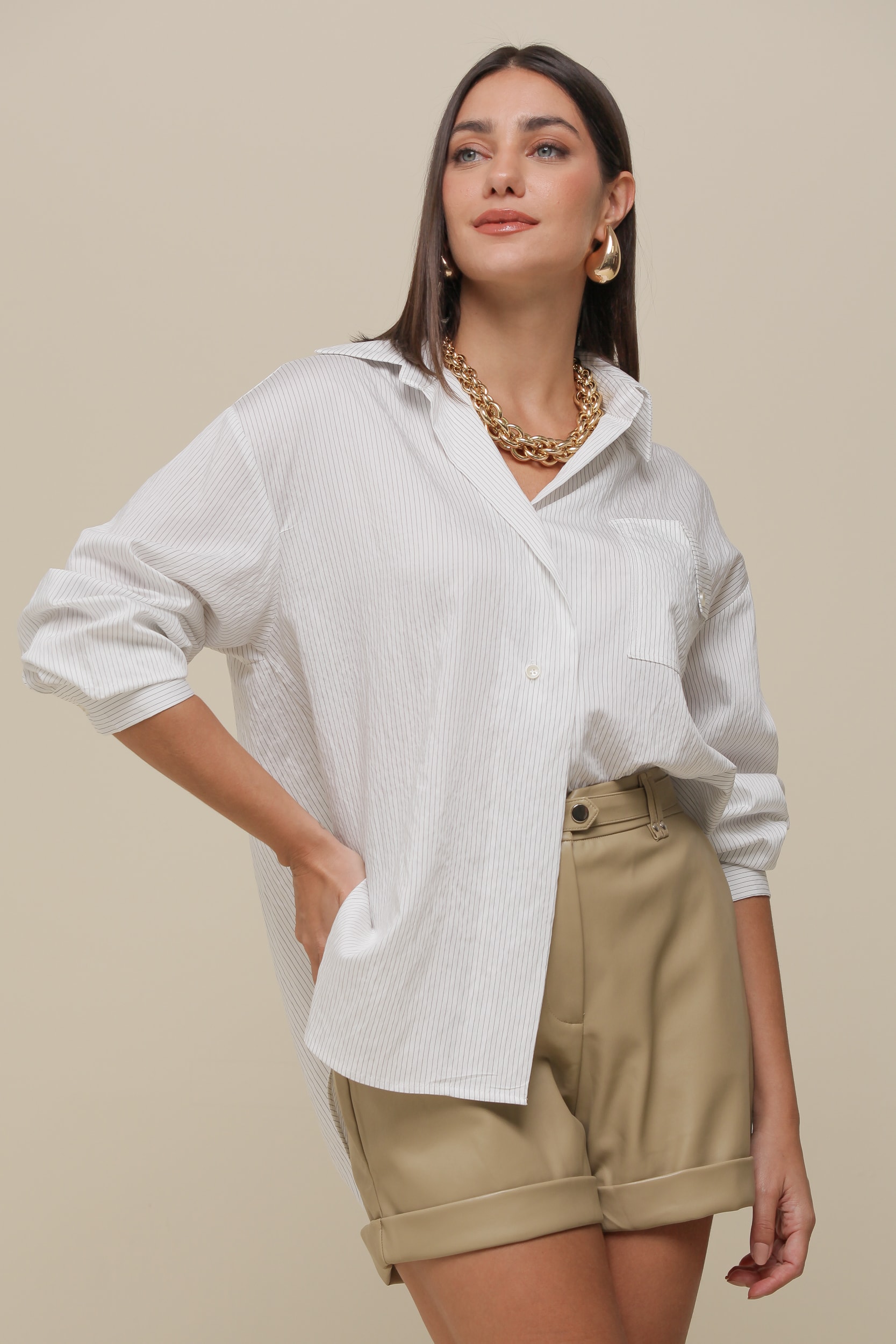Camisa Listrada Bolso Assimétrico  Off-white