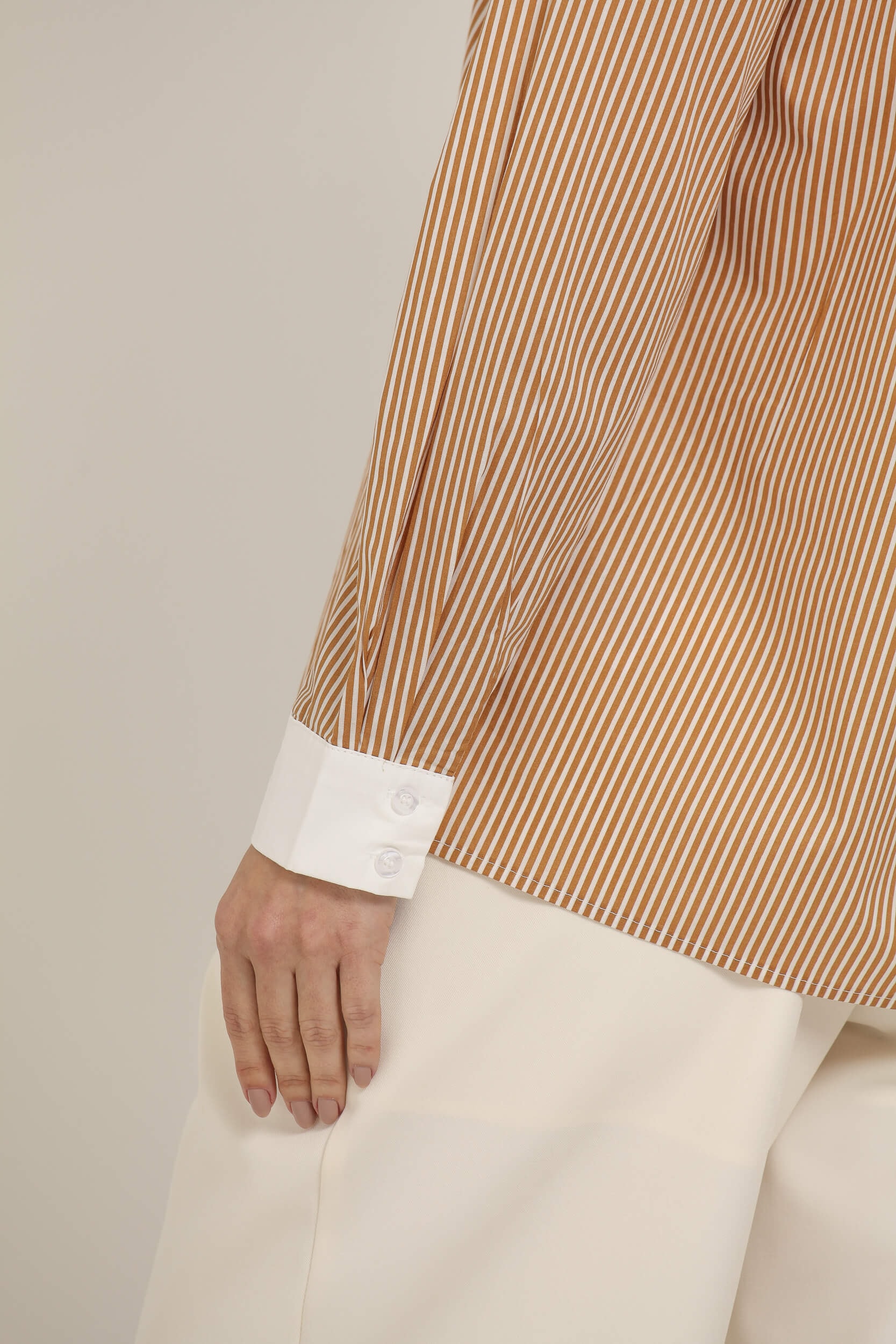 Camisa Listrada Detalhe Punho E Gola Caramelo