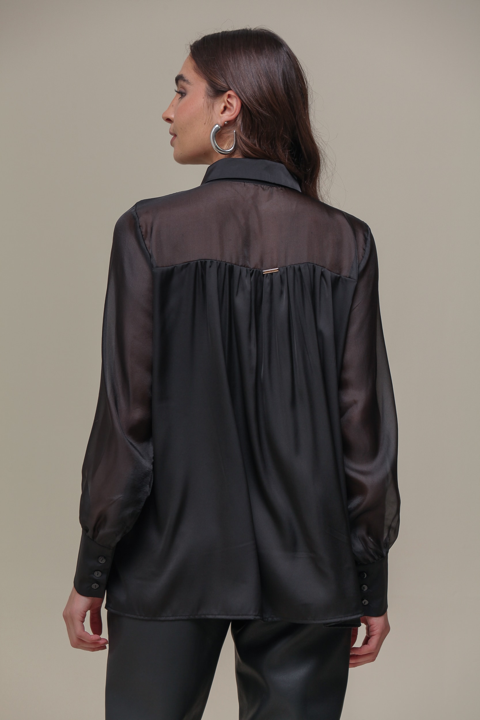 Camisa Social Acetinada com Detalhe em Tafetá Preto
