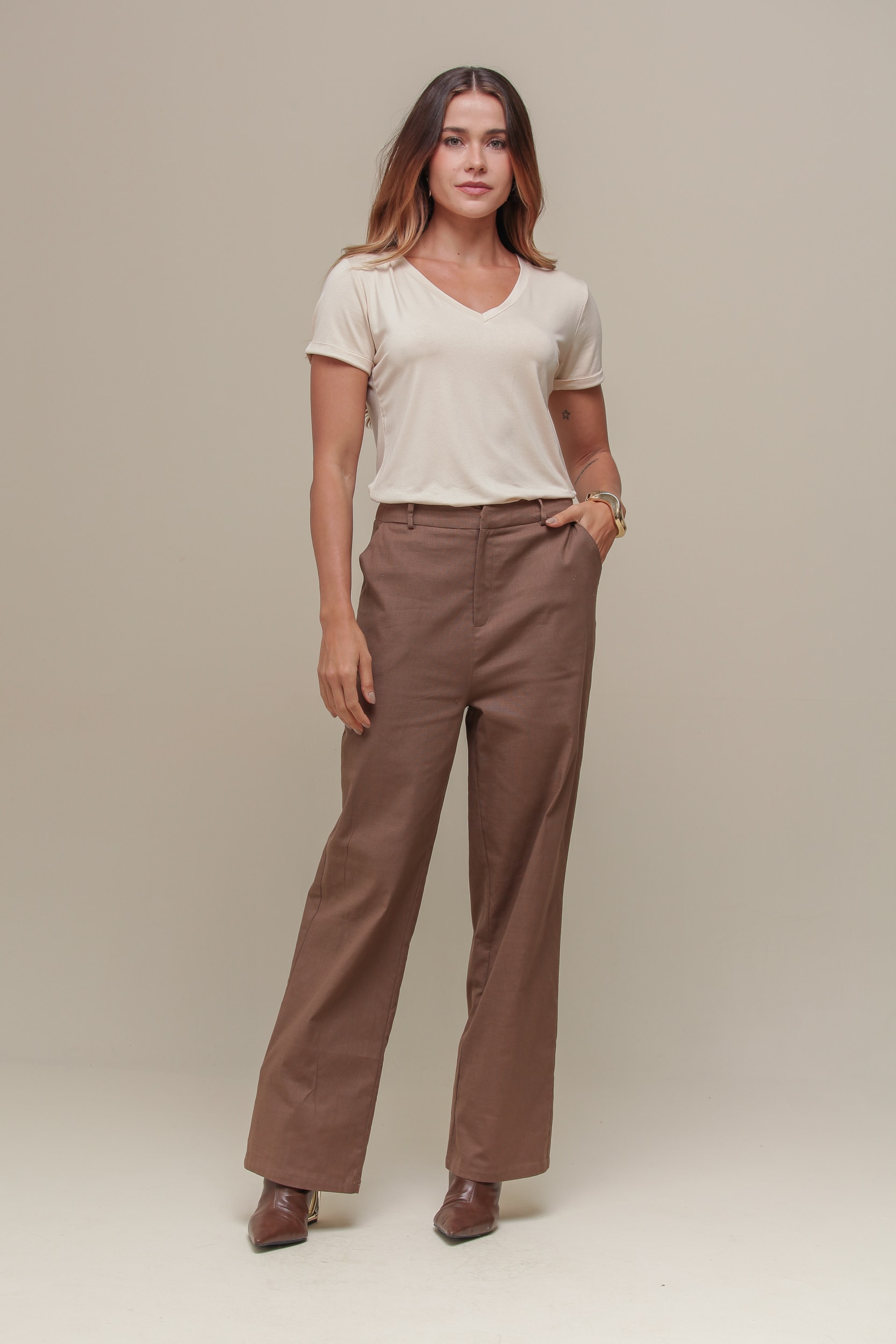 Camiseta Basic Decote V  Bege