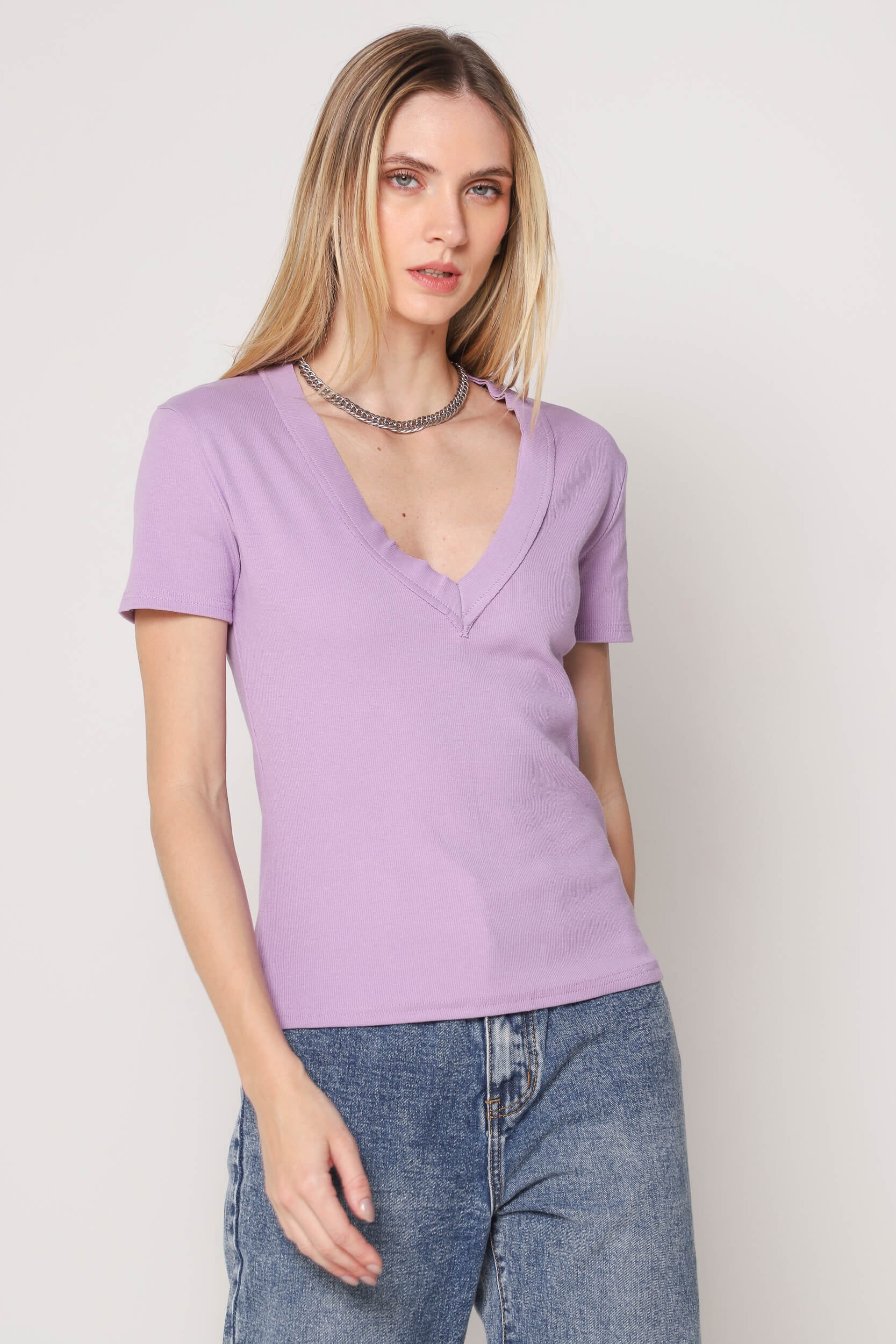 Camiseta Canelada Decote V  Lilas