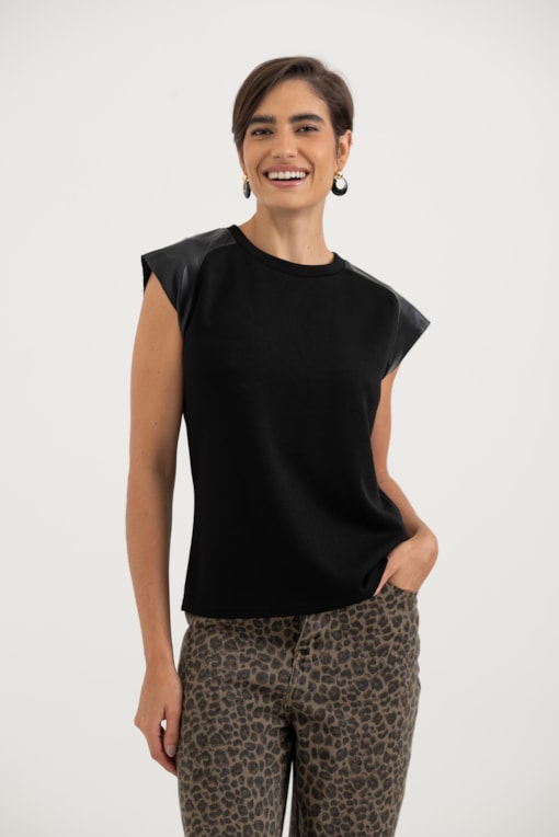 Camiseta Com Detalhe Em Pu Preto