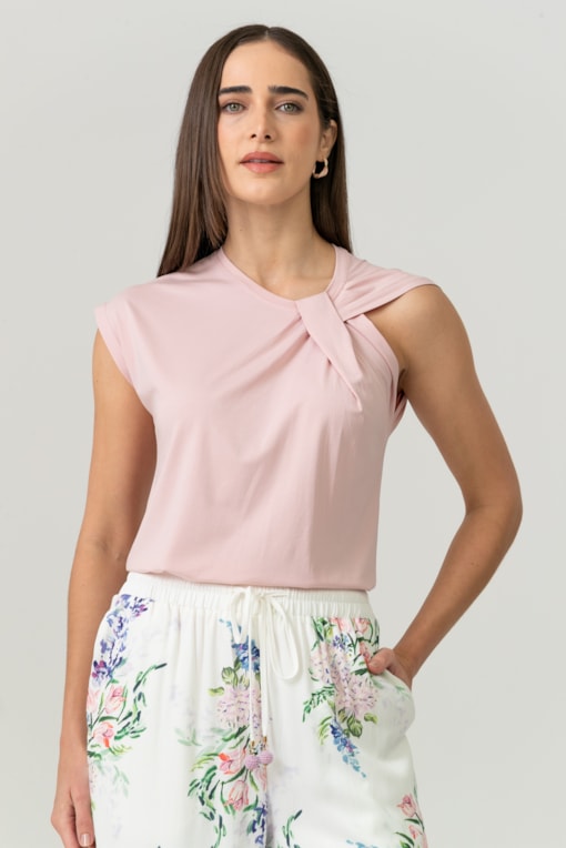 Camiseta Com Detalhe Torcido Rosa