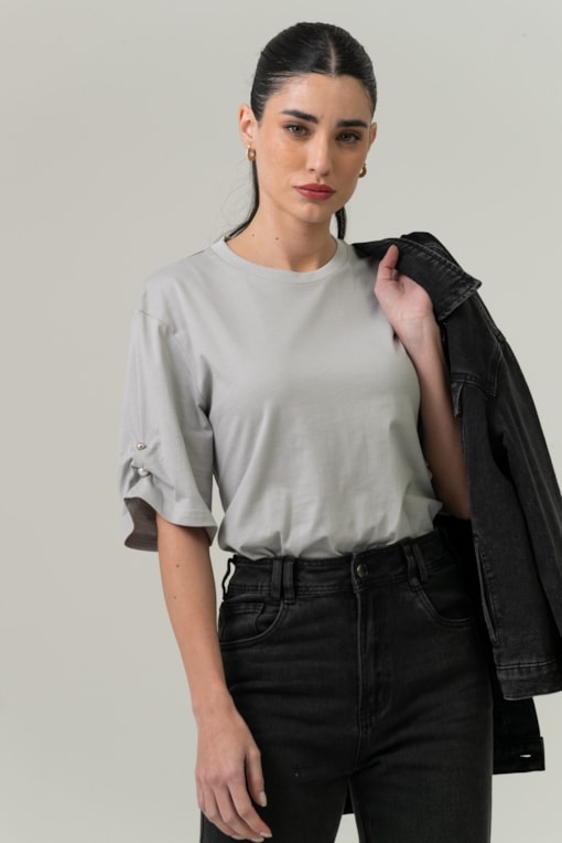 Camiseta Com Piercing Manga Cinza