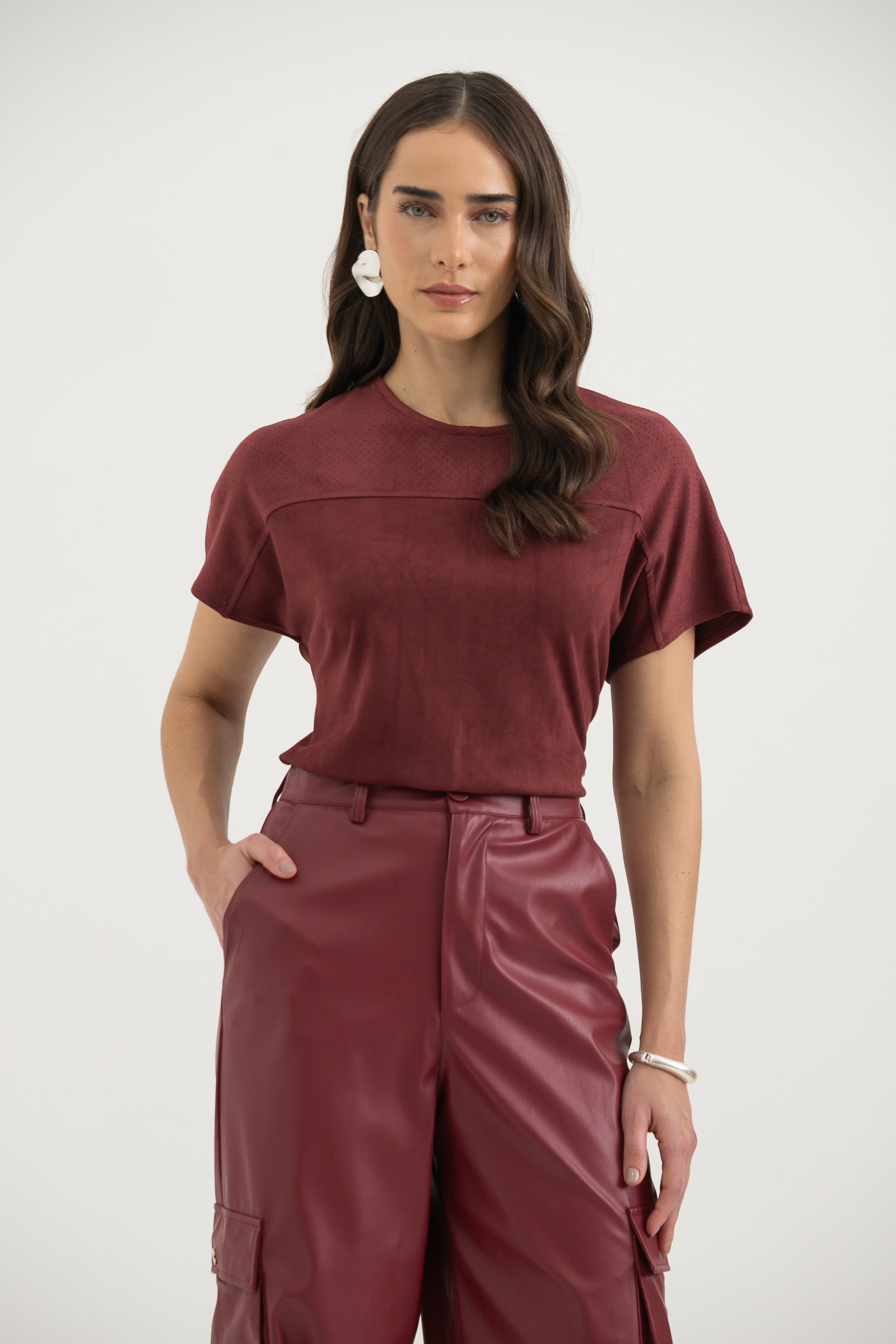 Camiseta De Suede Com Pala Furadinha Vinho