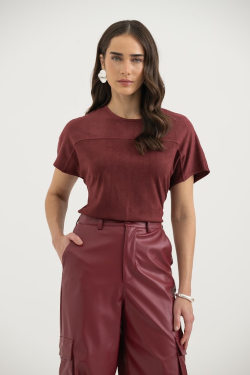 Camiseta De Suede Com Pala Furadinha Vinho