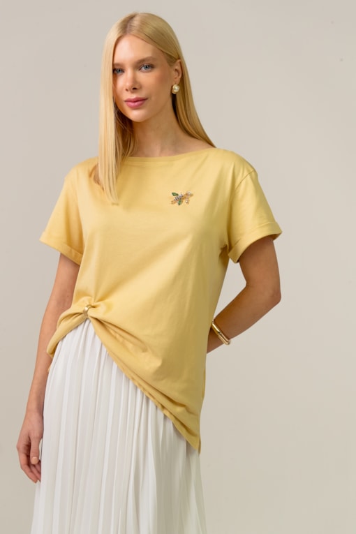 Camiseta Decote Canoa Com Broche Amarelo