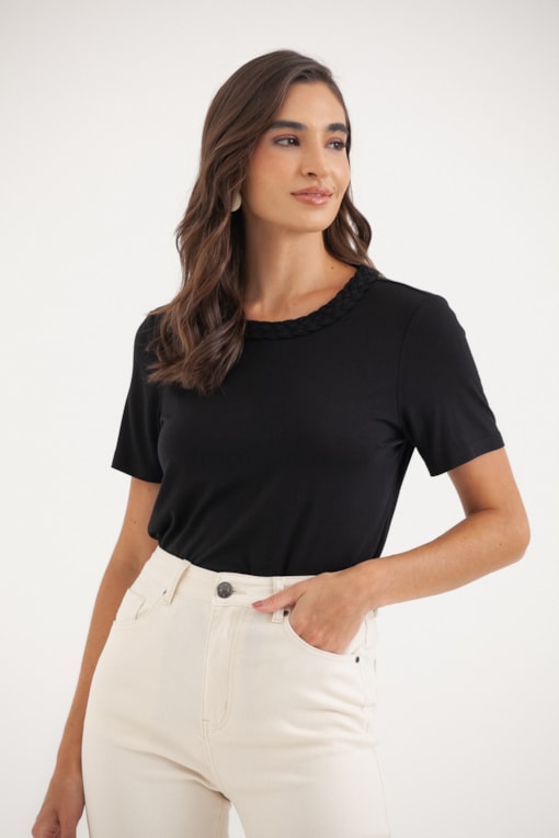 Camiseta Decote Trançado  Preto