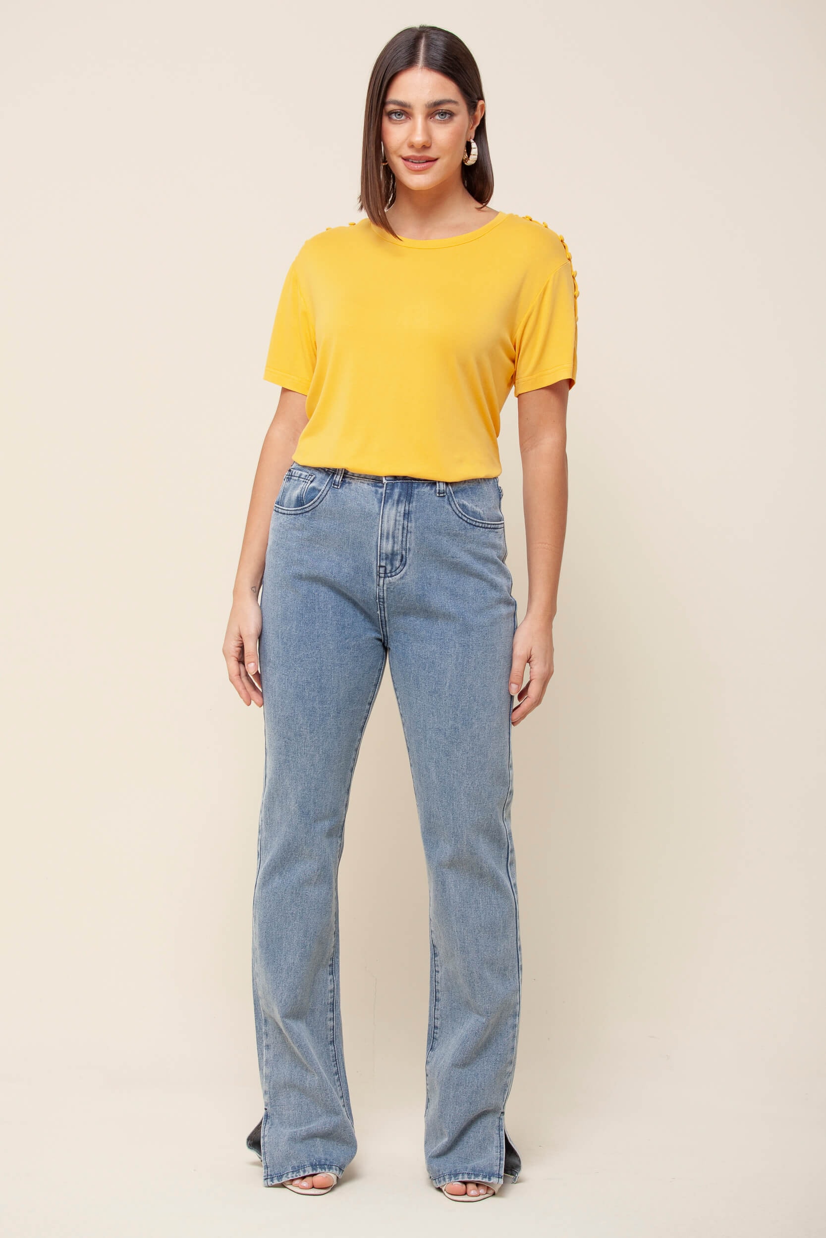 Camiseta Detalhe Ombro Amarelo