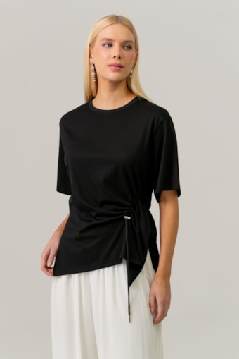 Camiseta Manga Curta Franzida Com Cordão Preto