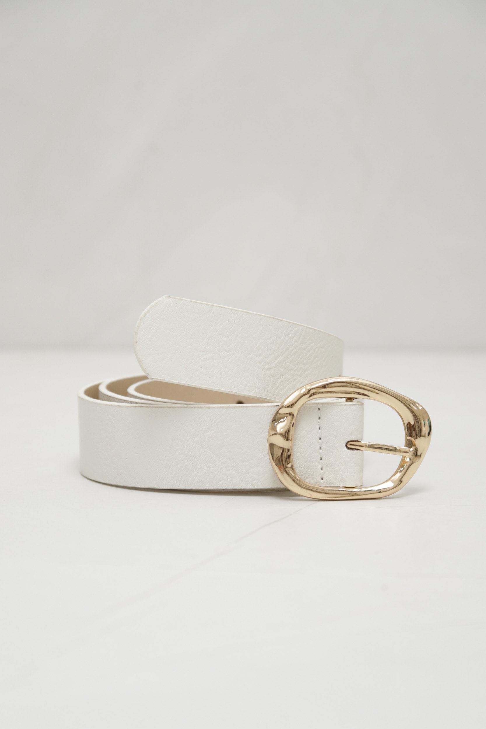 Cinto Fivela Metal Martelada Off-white
