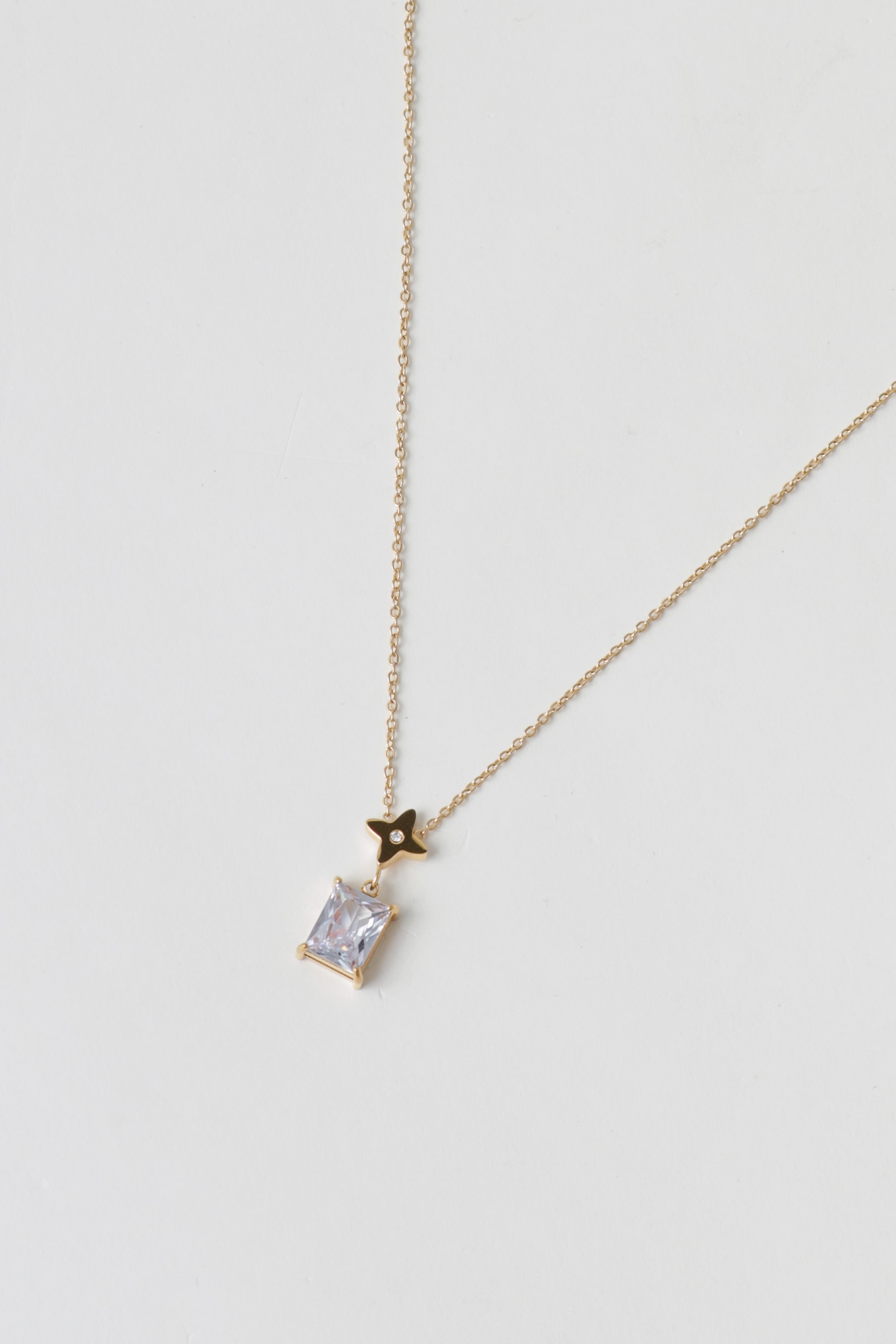 Colar Com Pingente E Chaton Pendente Dourado