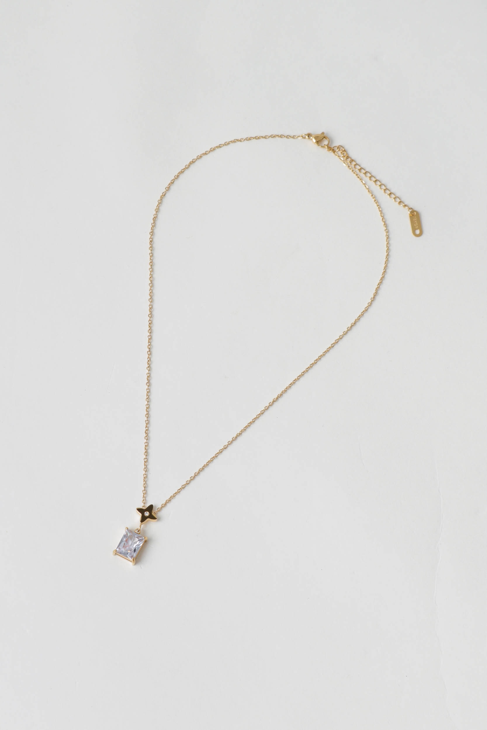 Colar Com Pingente E Chaton Pendente Dourado