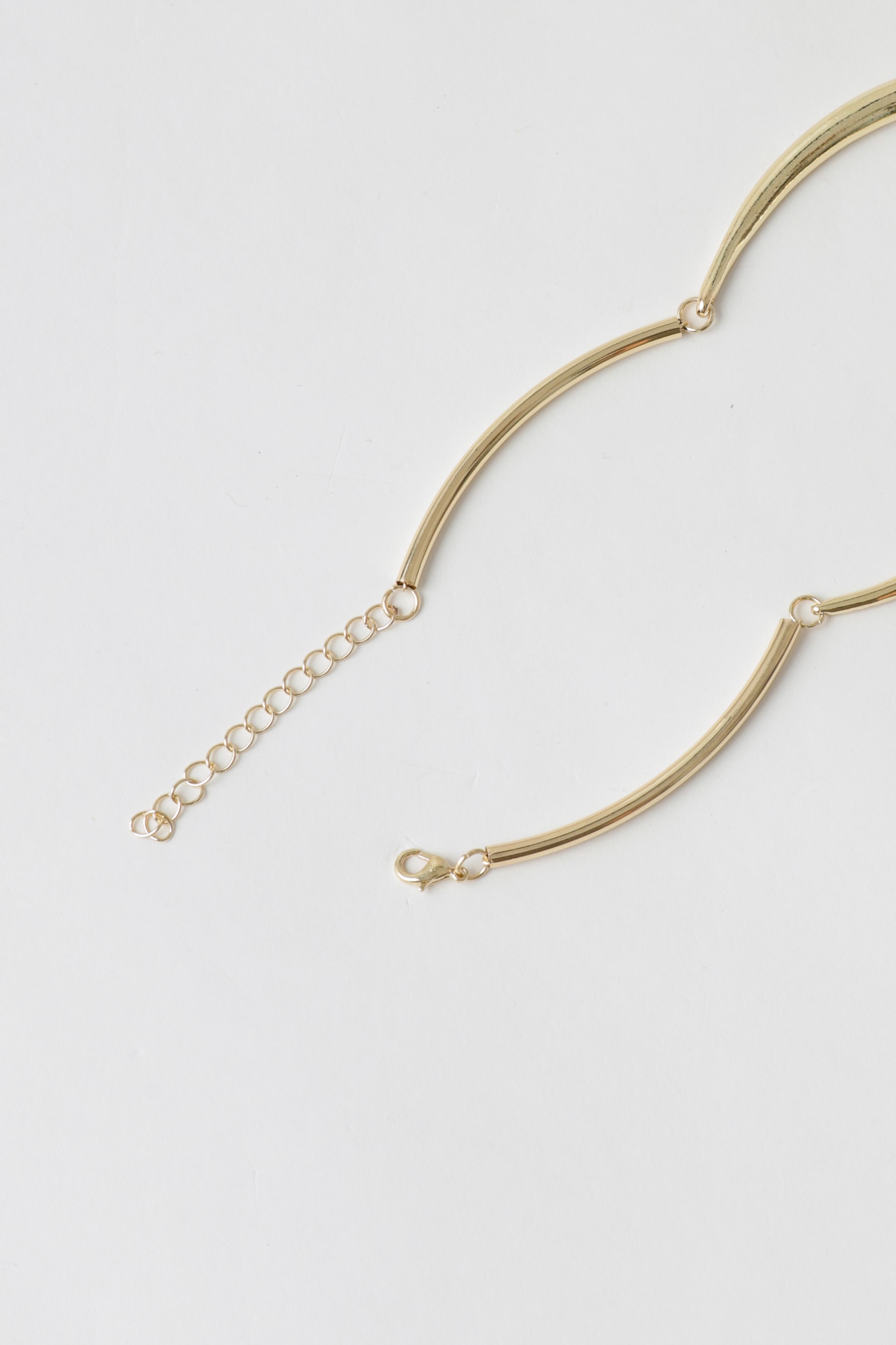Colar Com Segmentos E Pérola Central Dourado