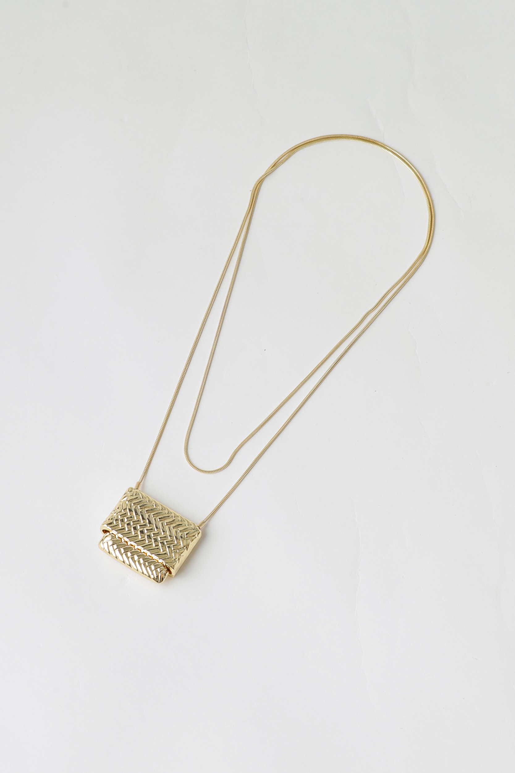 Colar Longo Pingente Bolsinha Tressê Dourado