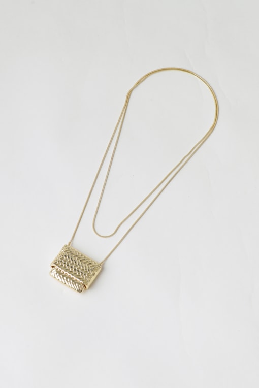 Colar Longo Pingente Bolsinha Tressê Dourado