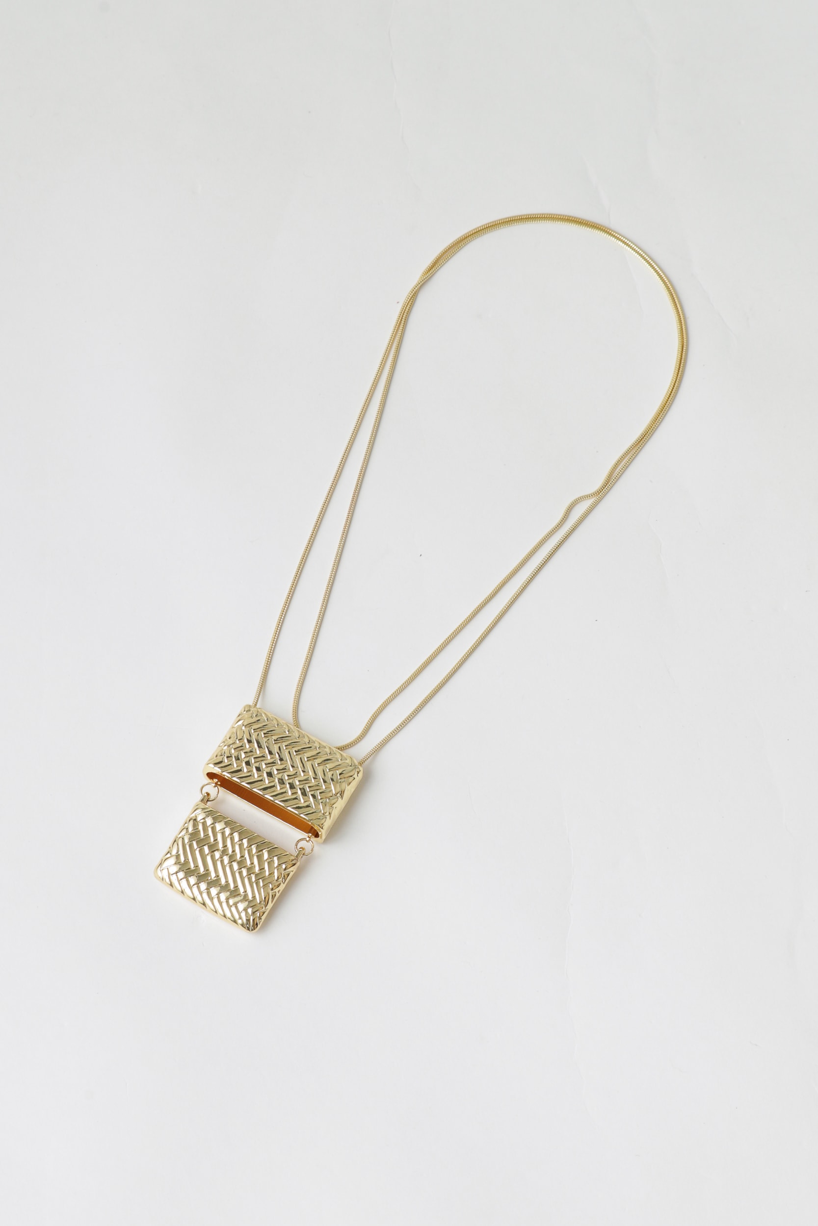 Colar Longo Pingente Bolsinha Tressê Dourado