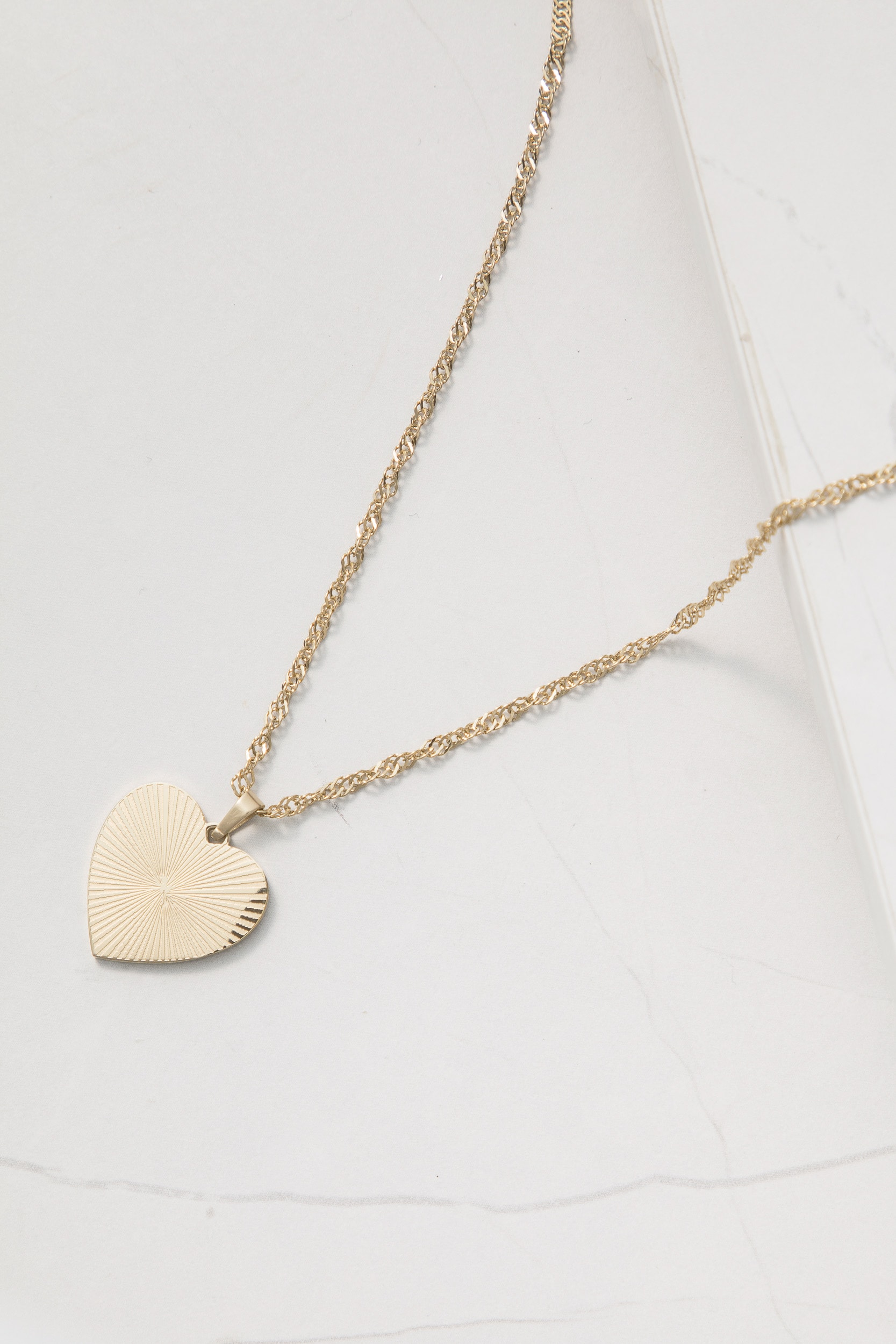 Colar Pingente Coração Delicado  Dourado
