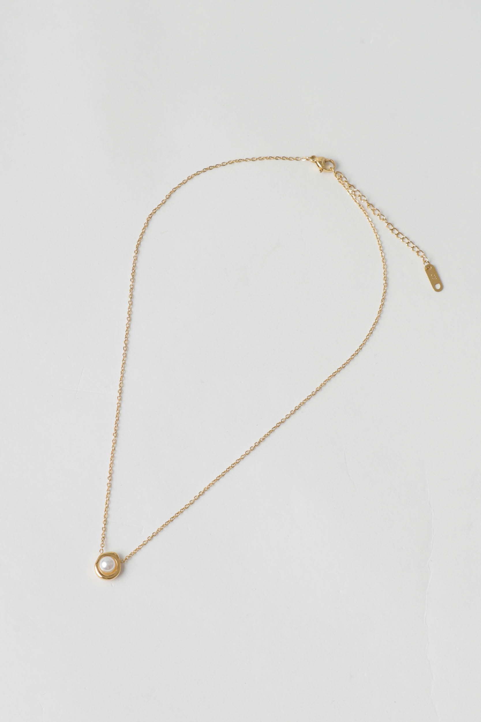 Colar Pingente Moldura Dourada Orgânica Com Pérola Dourado