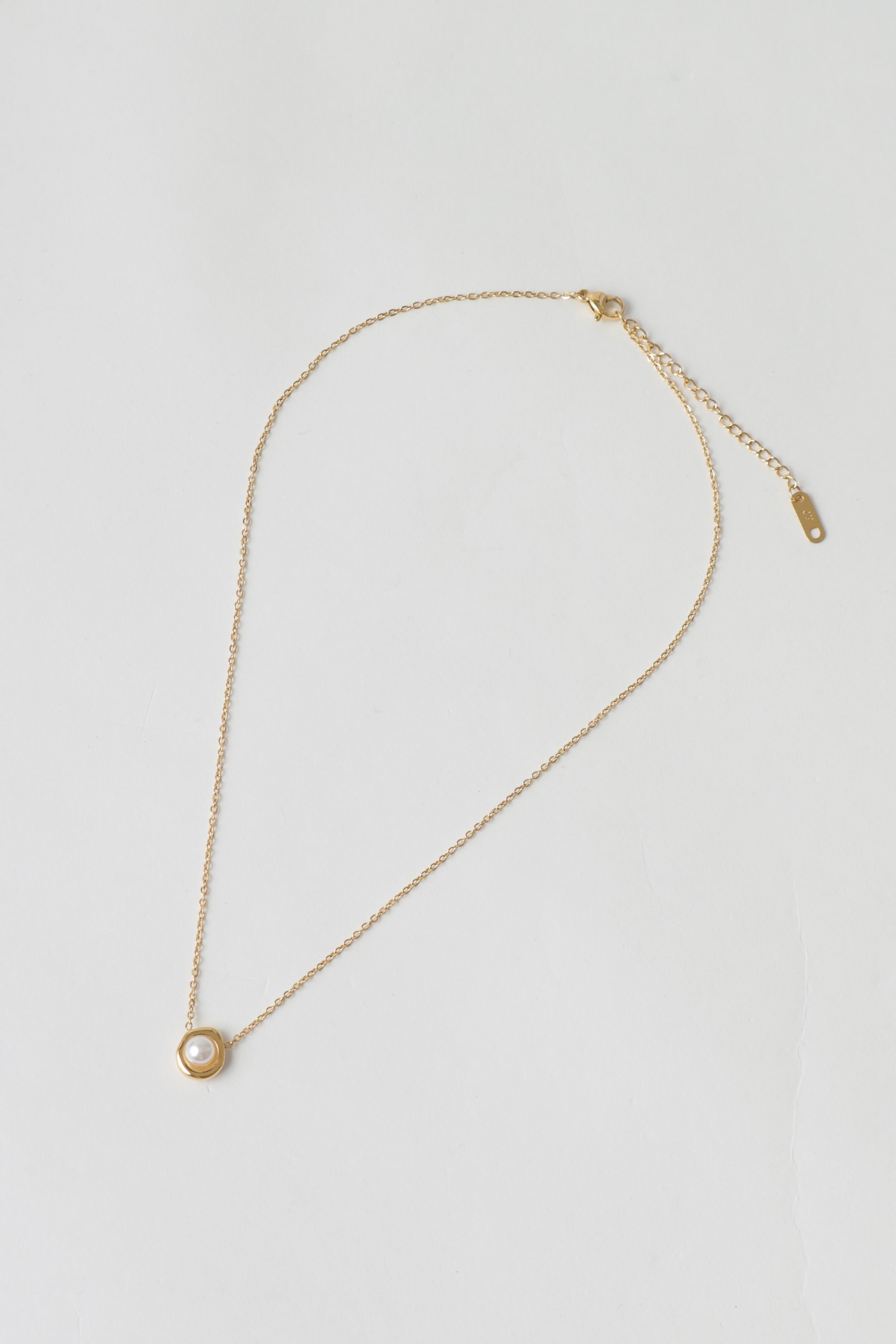 Colar Pingente Moldura Dourada Orgânica Com Pérola Dourado