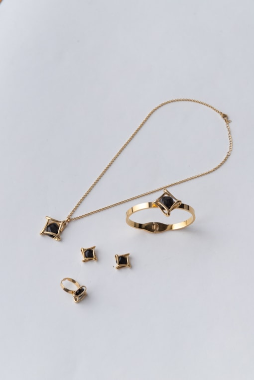Conjunto 4 Peças Moldura Quadrada Com Pedra Dourado