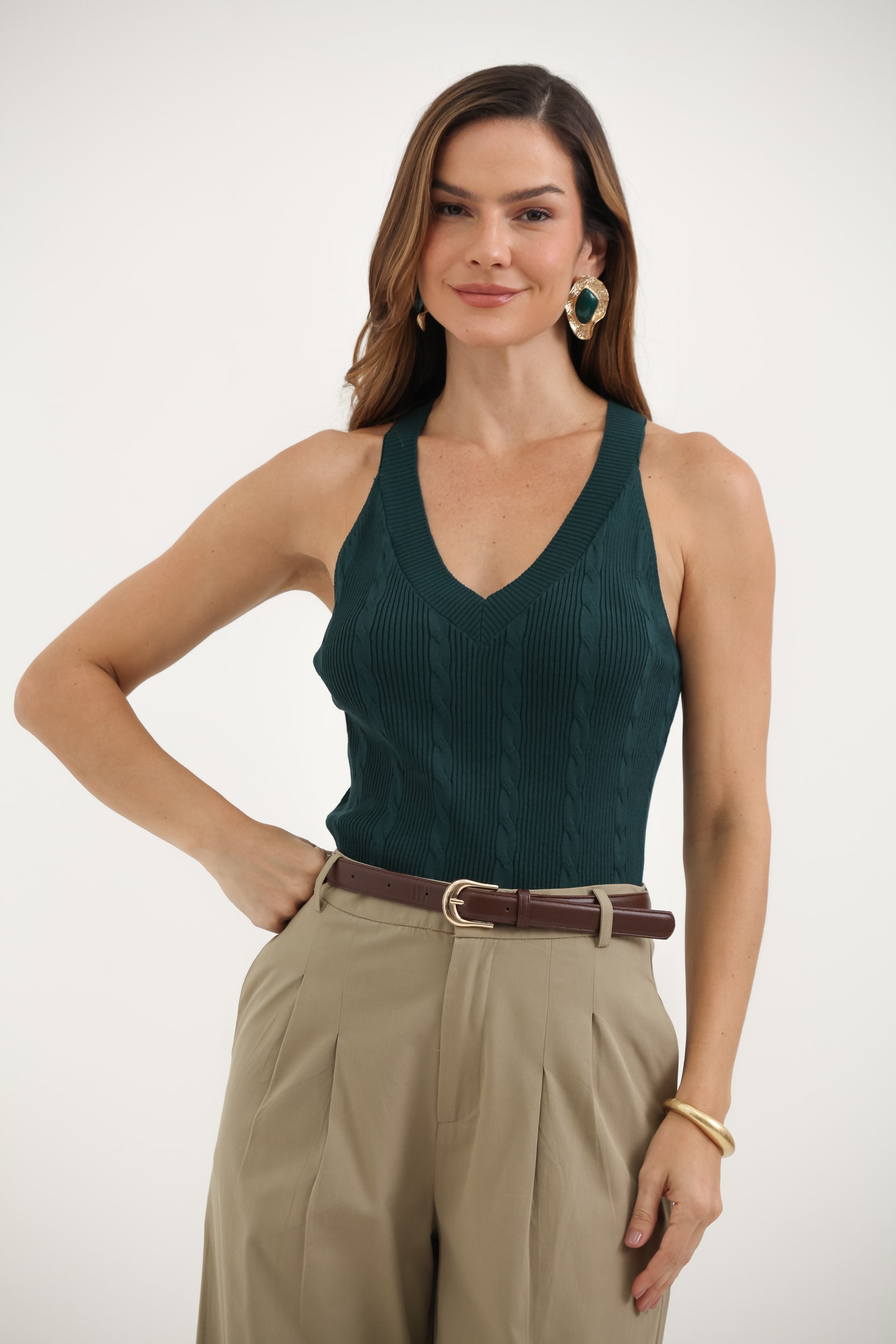 Regata Tricot Decote V Canelada Com Tranças Verde 