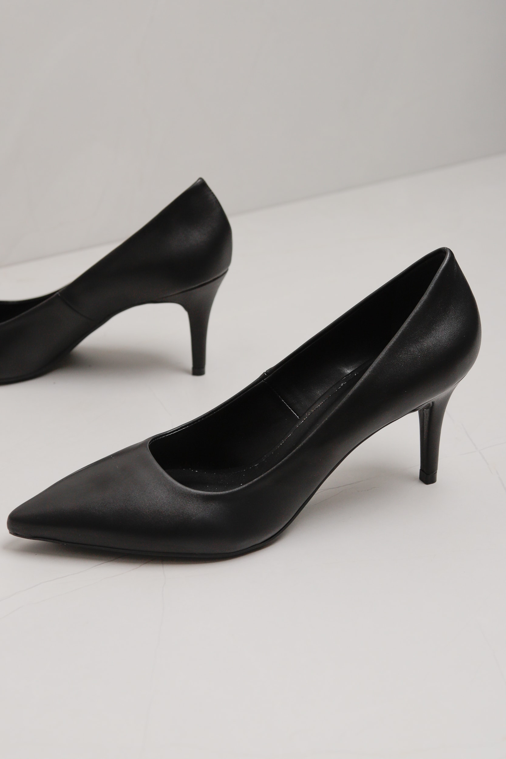 Scarpin Bico Fino Liso Preto