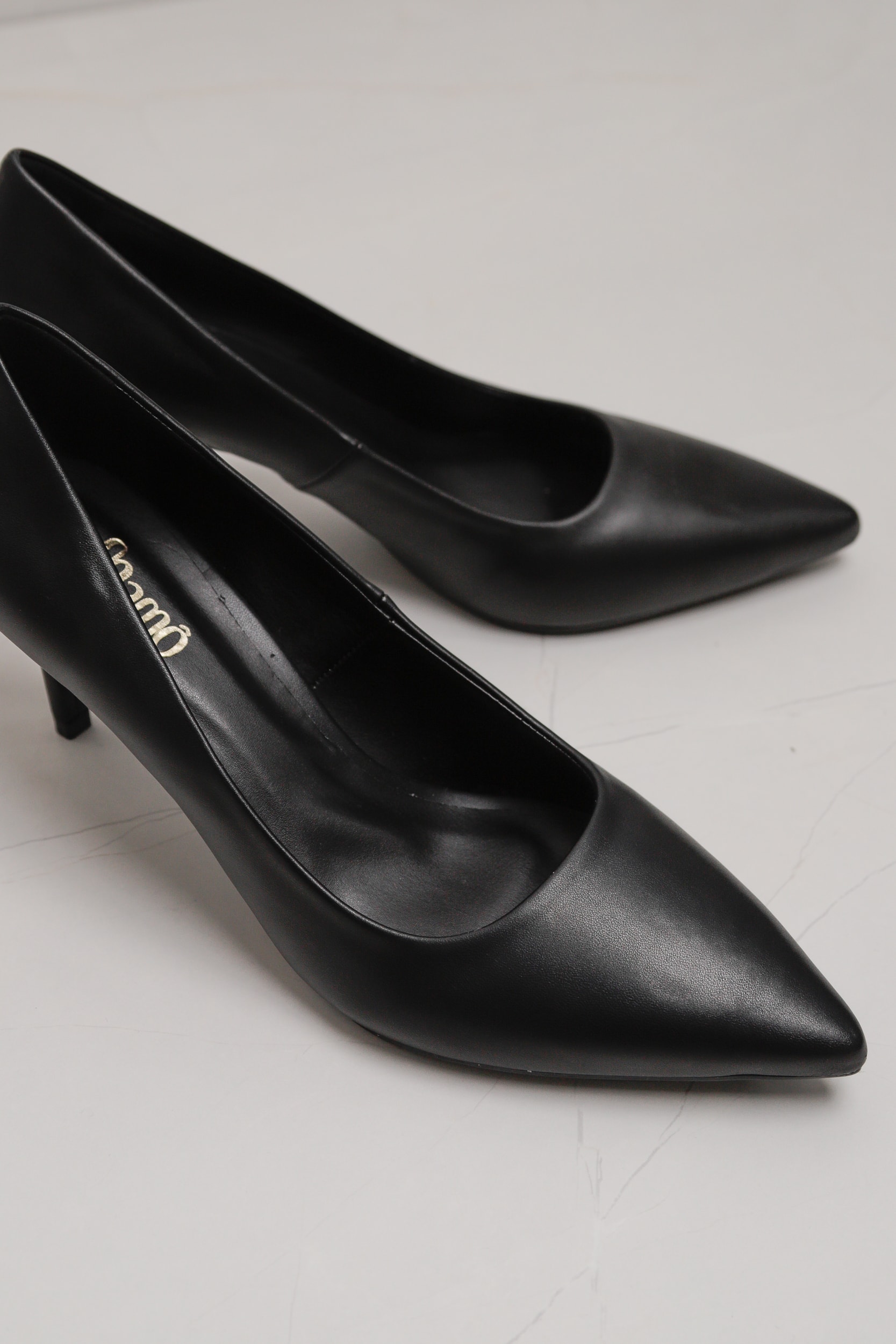 Scarpin Bico Fino Liso Preto