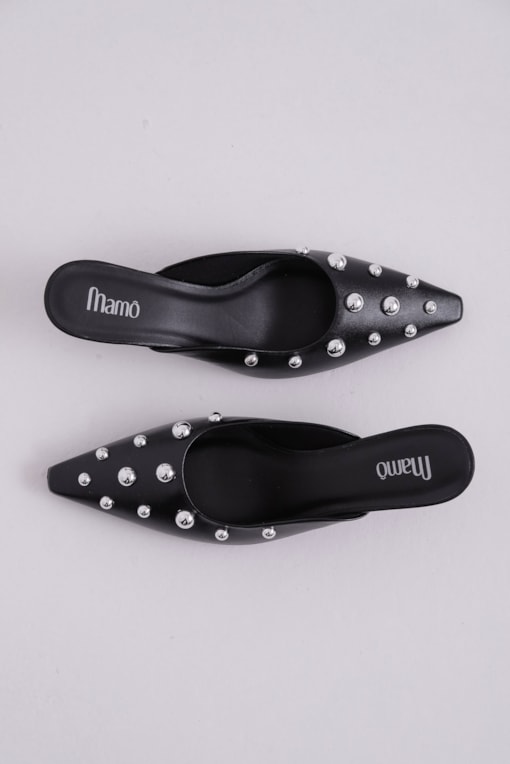 Scarpin Bico Fino Tachas  Preto