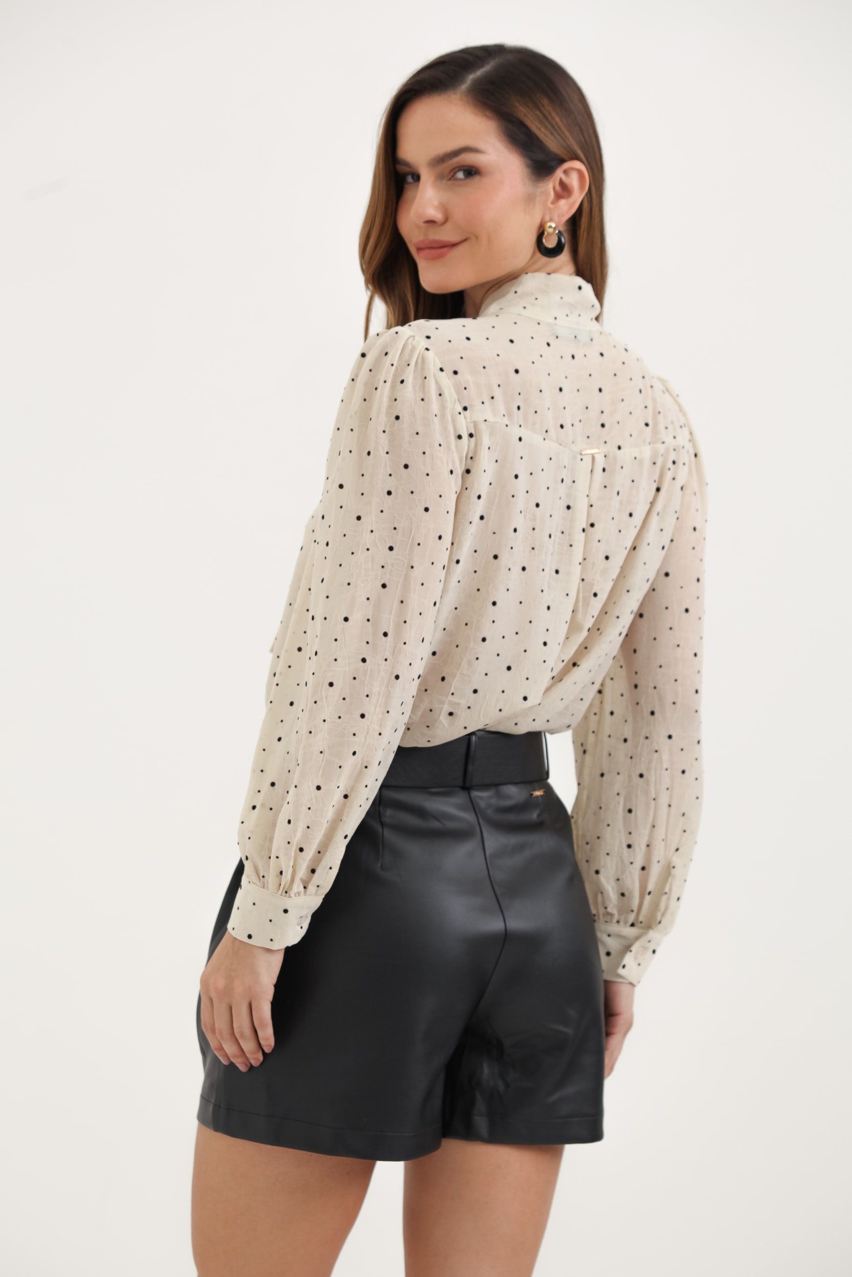 Shorts De Pu Com Pregas E Cinto Preto