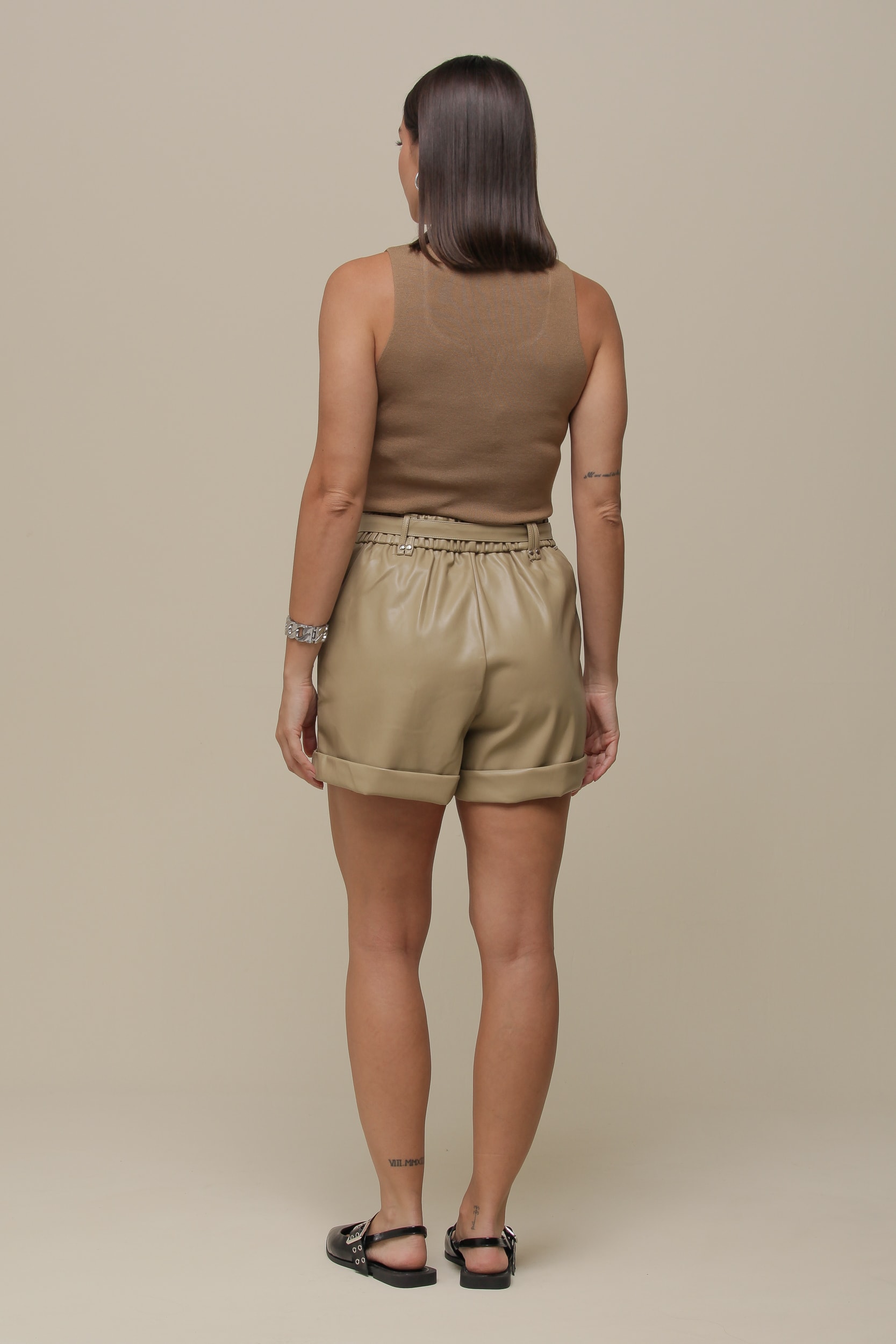 Shorts PU Com Cinto De Pressão   Bege