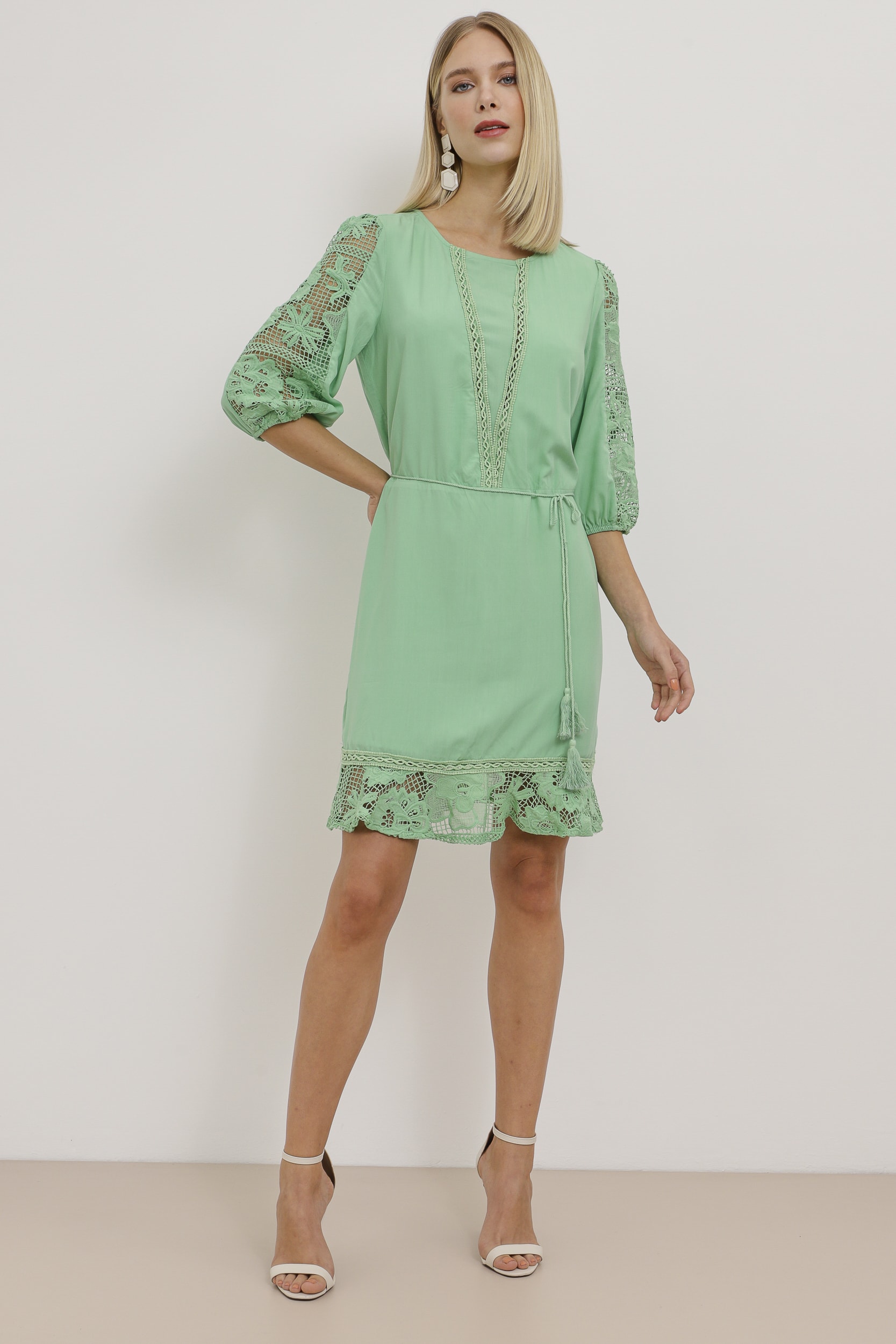 Vestido Curto Viscose Com Renda Guipure Verde 