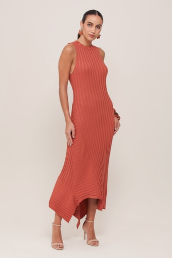 Vestido Gola Alta Barra Assimétrica Tricot Marrom