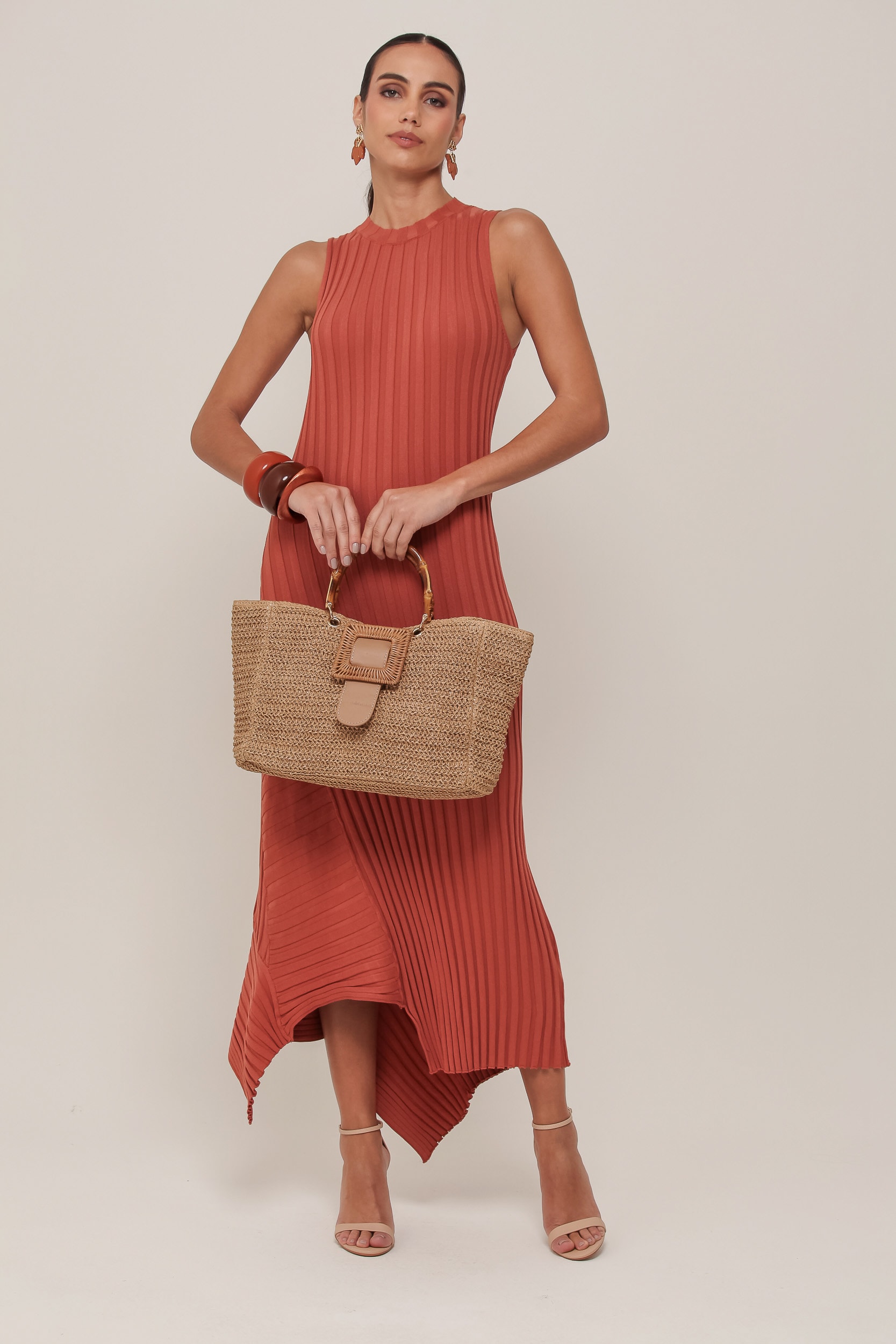 Vestido Gola Alta Barra Assimétrica Tricot Marrom