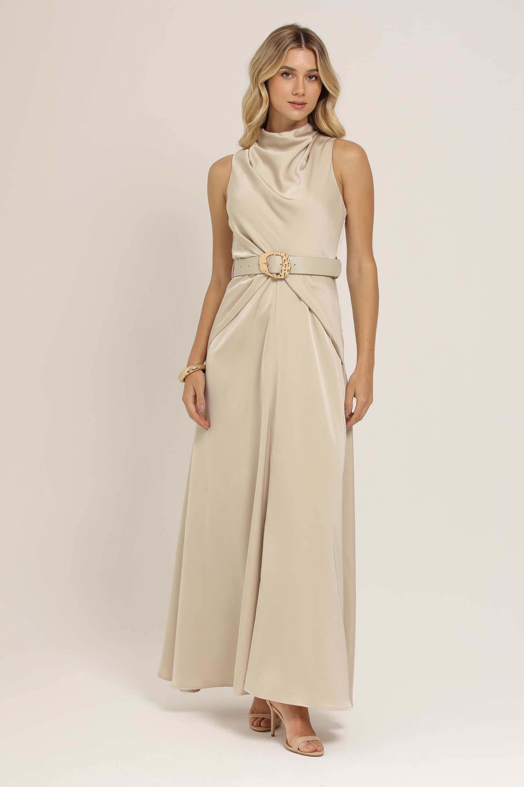 Vestido Longo Acetinado com Cinto Bege