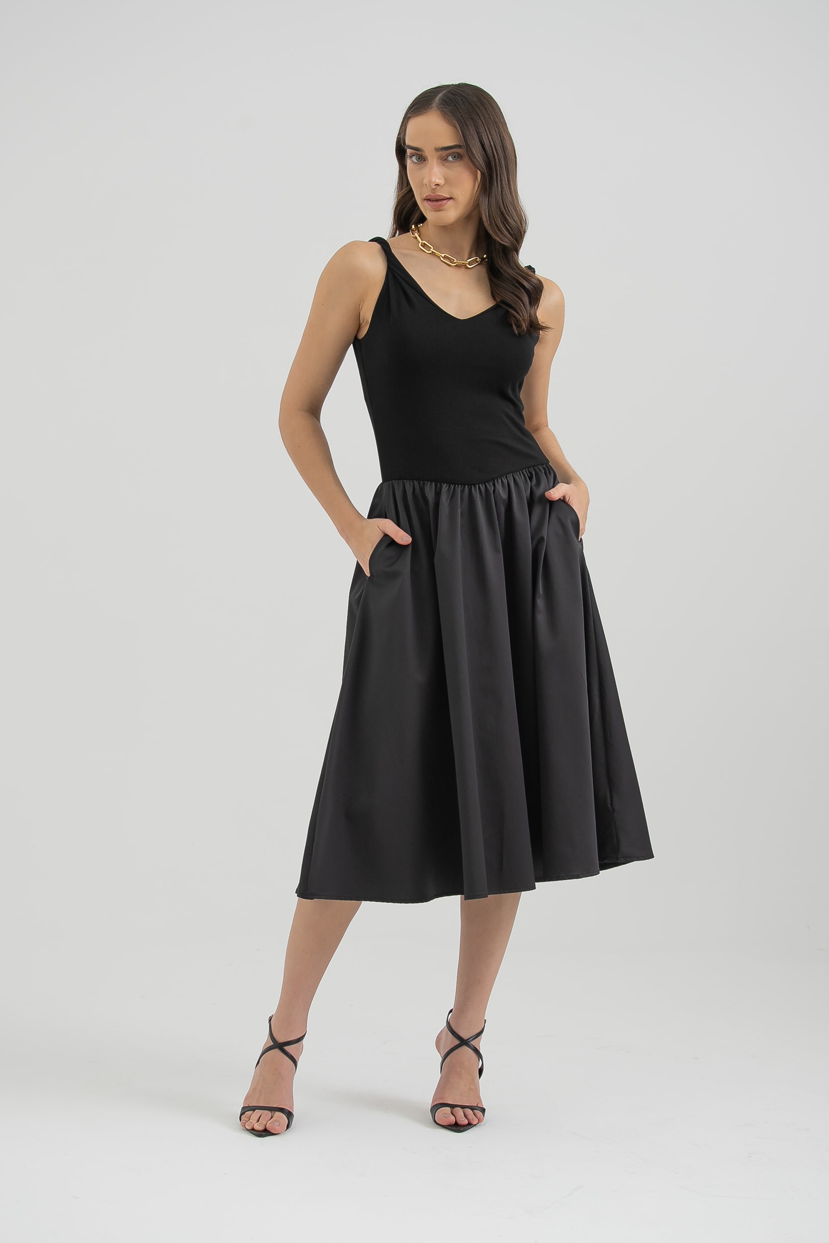 Vestido Malha Alça Torcida E Saia Franzida  Preto